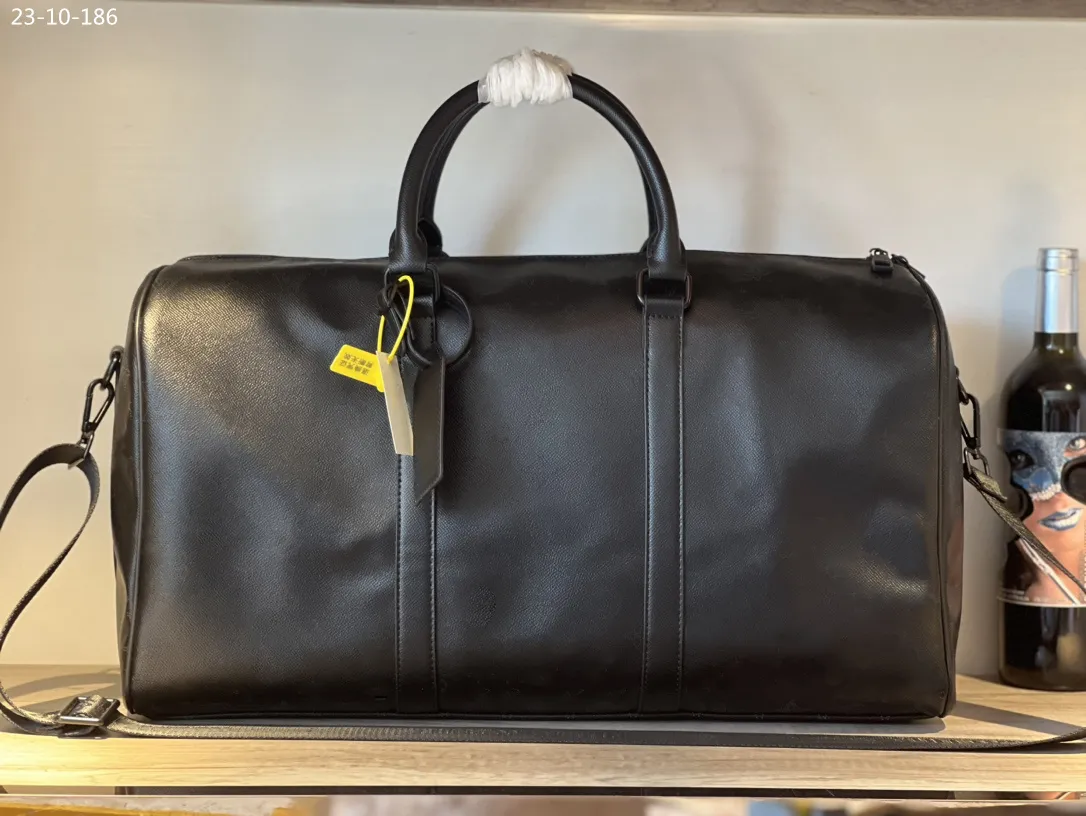 Luxury leather travel bags 2025