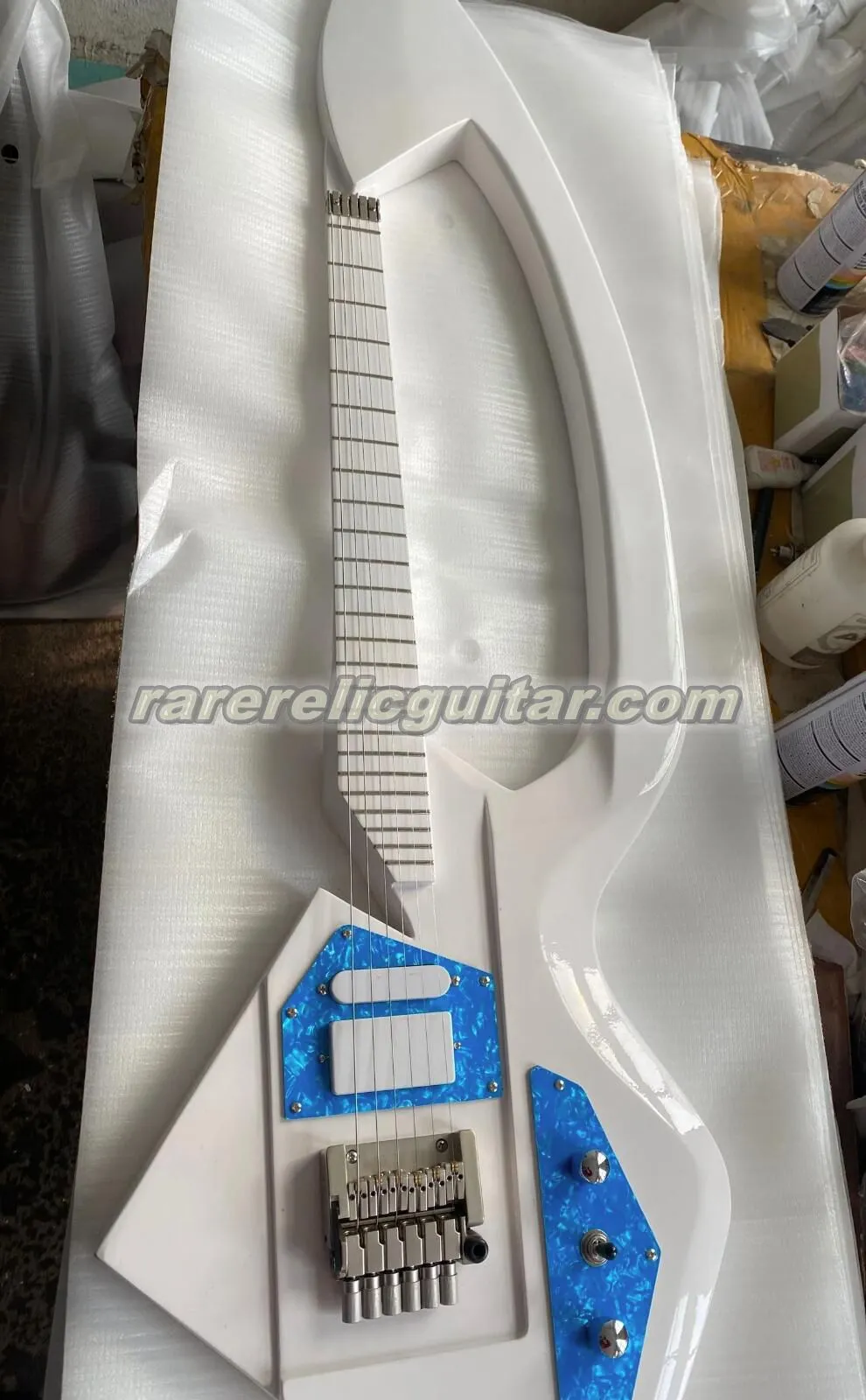 DHgate White Electric Guitar Prince Model C Blue Pearl Pickguard Tremolo Bridge Korea Import Chrome Hardware Musical Instruments