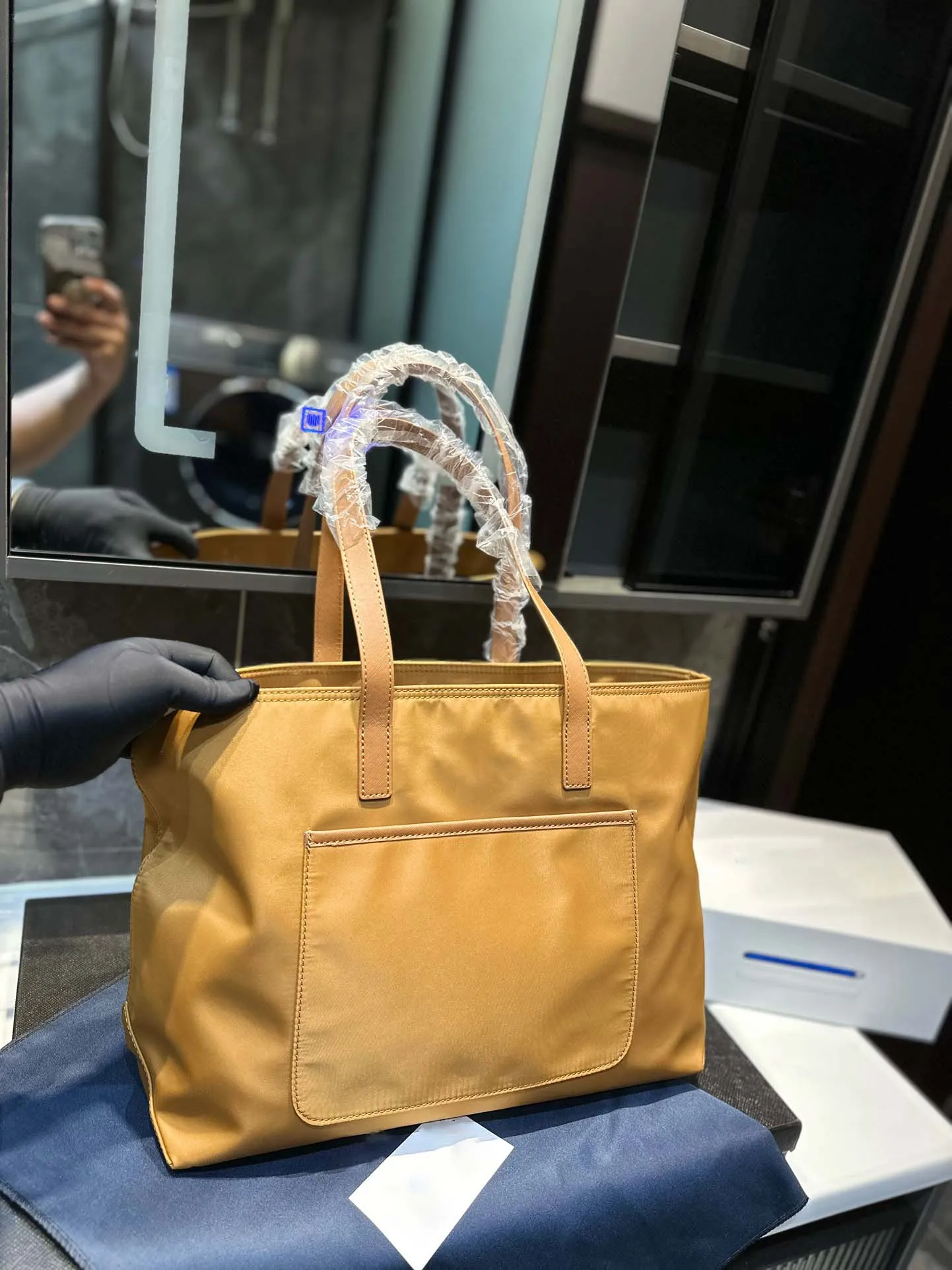 Waterproof Nylon Tote Bag Large Capacity Multifunctional Handbag for Men and Women