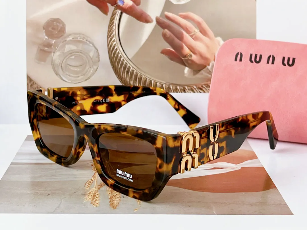 Red and Black Square Women\'s Sunglasses with Gold Logo c23ee94b-4d8c-4911-b4da-  main image 3