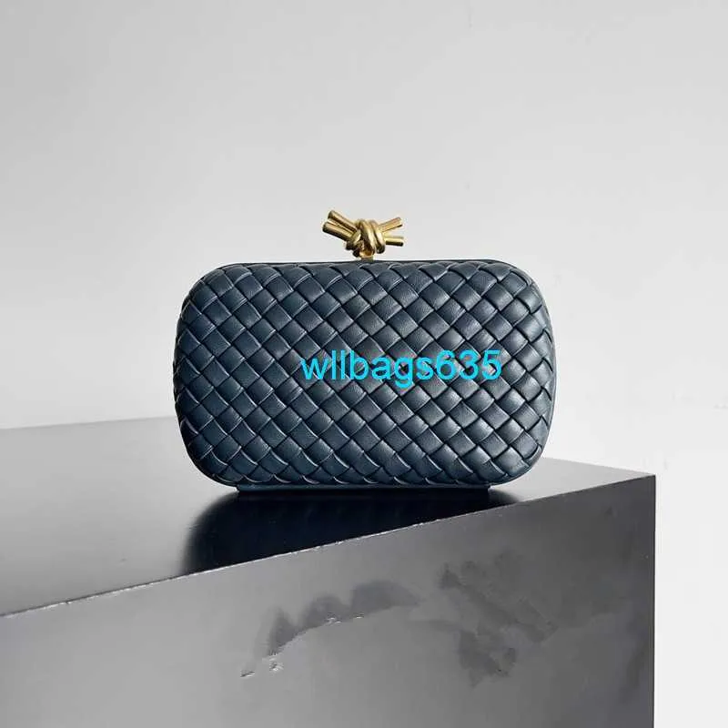DHgate.com:Stylish Bag Women's BottegavVenet Bag Knot