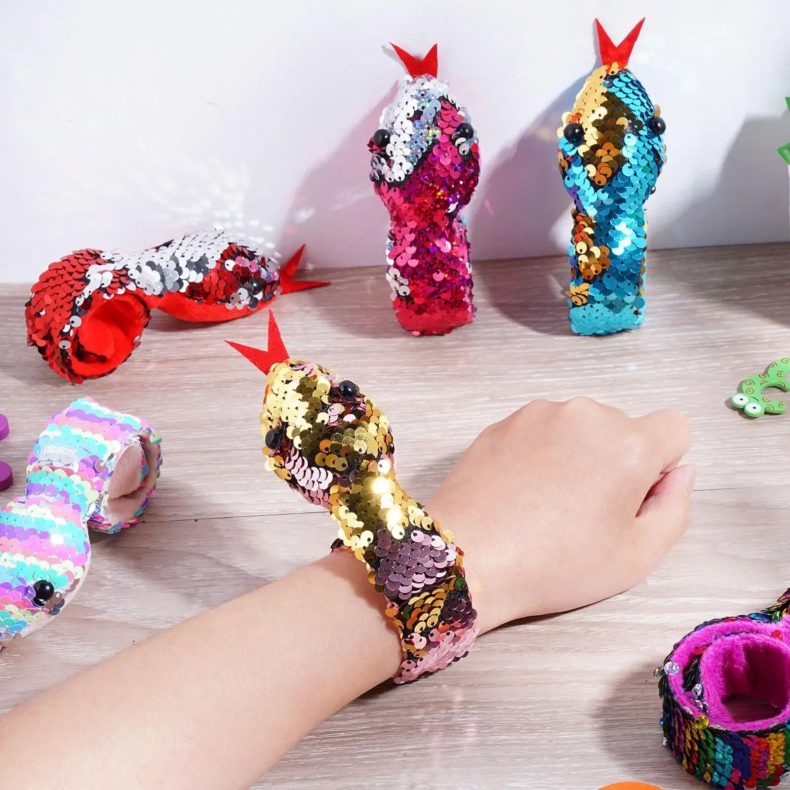 Reversible Glitter Snake Click Bracelets Set Of 6 In For Kids Halloween Party Favors And Bag Filling From Ddmysmile 15.66 DHgate.Com