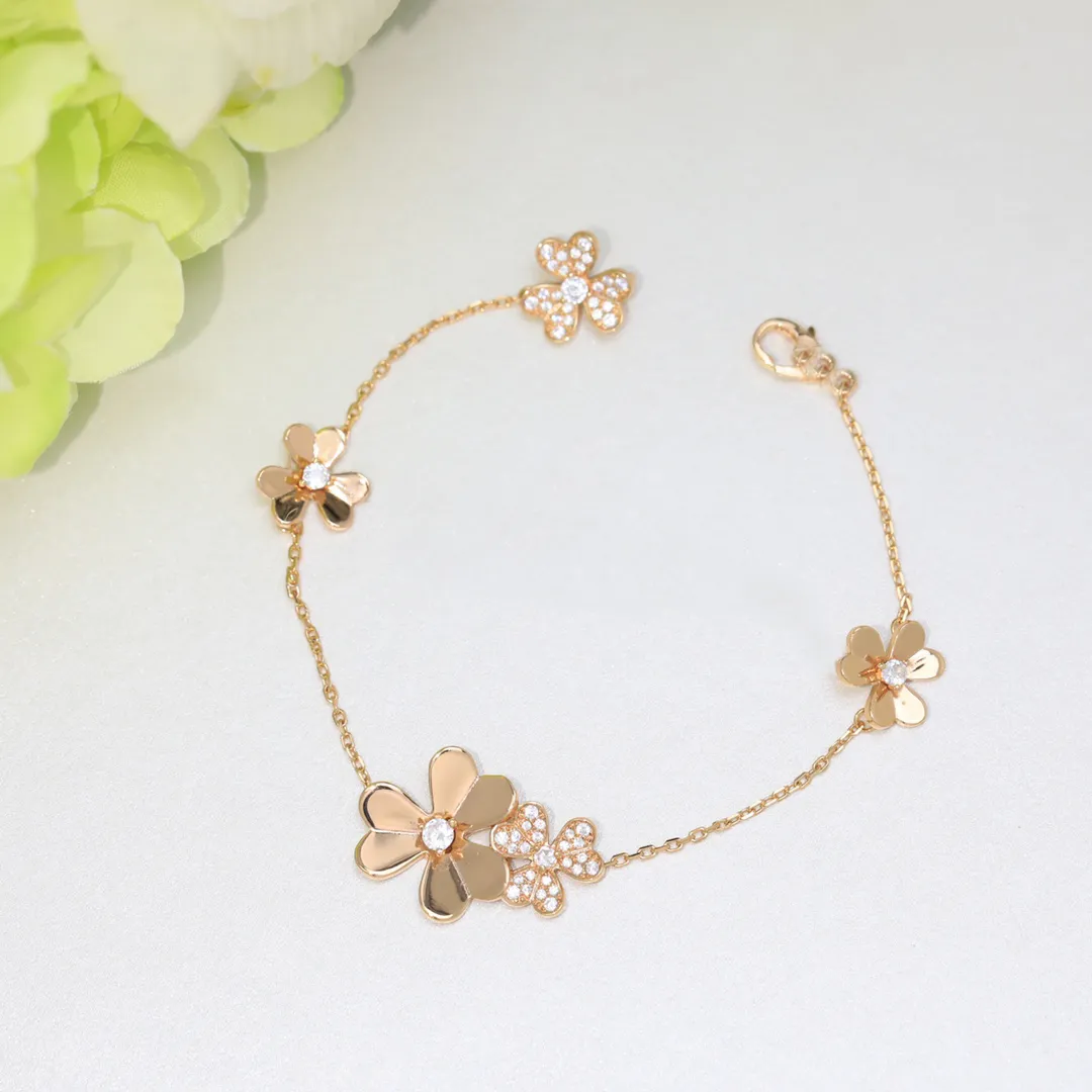 bracciale in oro bianco con quadrifoglio smaltato nero e diamanti – Dalù Gioielli