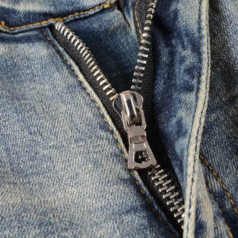 Jeans slim fit da uomo con strappi e patchwork bandana blu_voghion.com