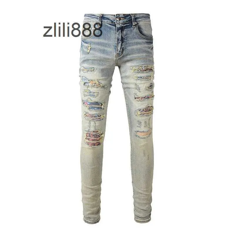 Jeans da uomo strappati aderenti aderenti aderenti elasticizzati con patchwork di bandana blu consumati, vestibilità slim fit, da uomo_voghion.com
