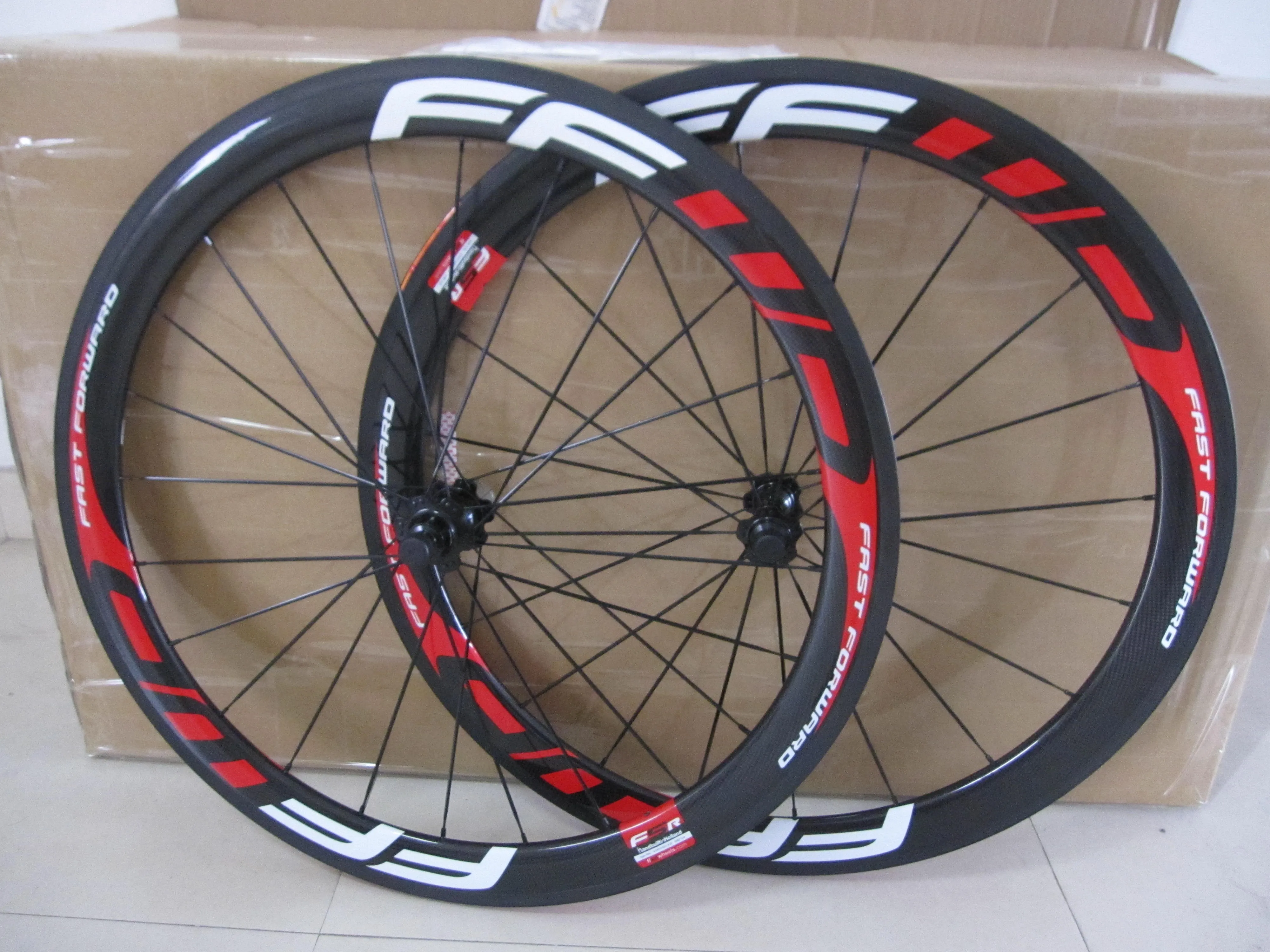 カーボントラック 88mm マット仕上げ クリンチャ リア ホイール