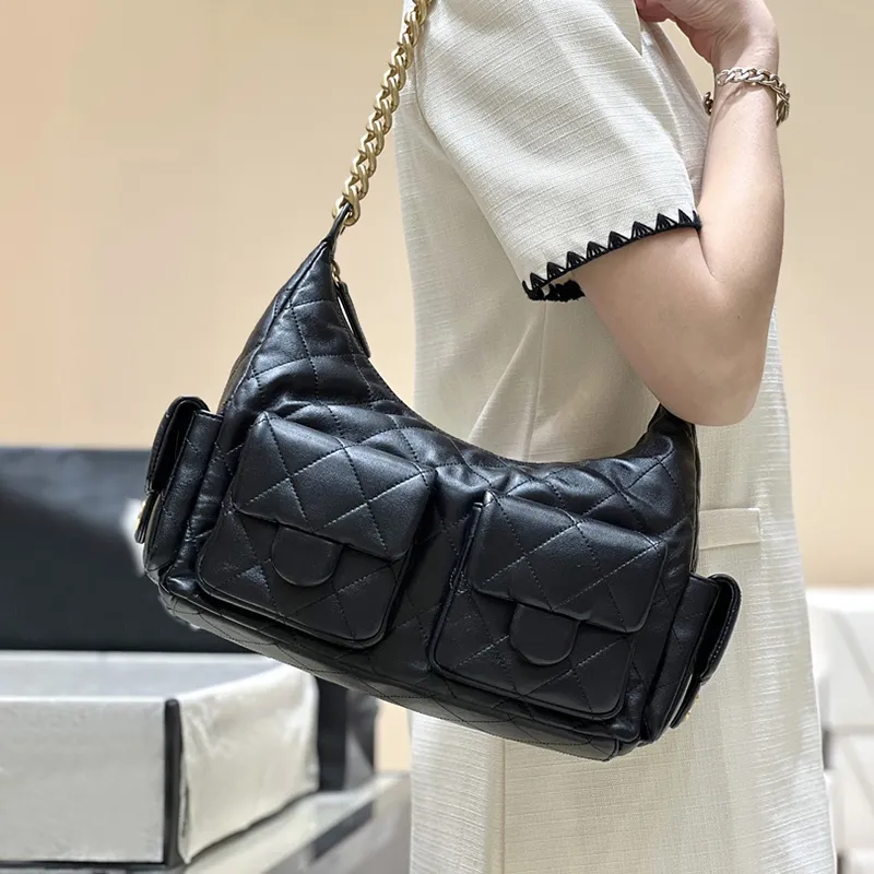 ショルダーバッグ・ポシェット Women's Shiny Hobo Bag Black Womens Maxi Hobo Bag Glossy Lambskin Leather With Chain