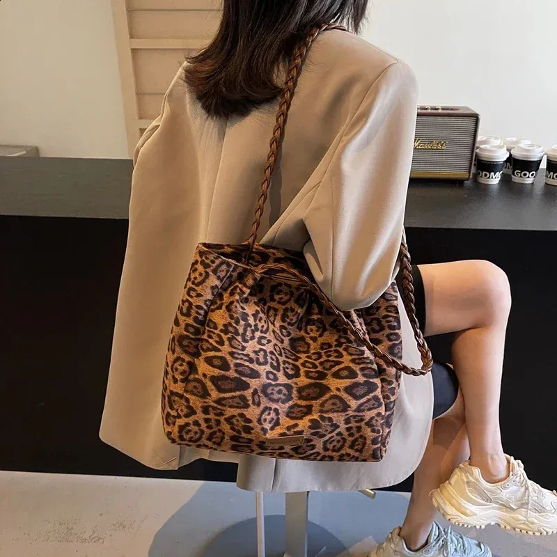 Leopard Print Shoulder Bag With Zipper Trendy 2025 Commuting