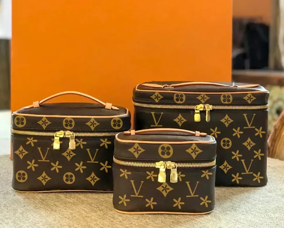 Makeup bag Designer Bag cosmetic bag Ladies Fashion HandbagClassic aged leather with full print zipper closure toiletry bag New Evening Bags Luxury Handbag