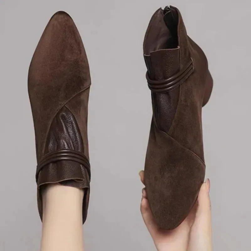Stivali da donna eleganti e moderni di alta qualità con punta affusolata, tacco basso e cerniera posteriore. Codice articolo: 241220._voghion.com