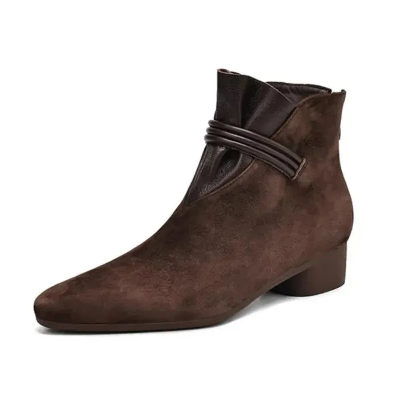 Stivali da donna eleganti e moderni di alta qualità con punta affusolata, tacco basso e cerniera posteriore. Codice articolo: 241220._voghion.com
