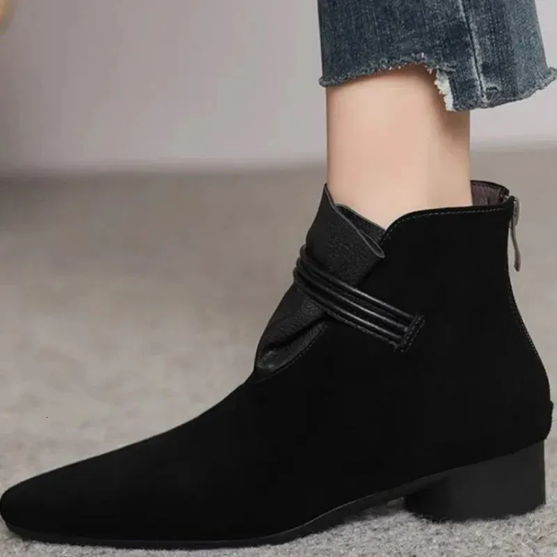Stivali da donna eleganti e moderni di alta qualità con punta affusolata, tacco basso e cerniera posteriore. Codice articolo: 241220._voghion.com