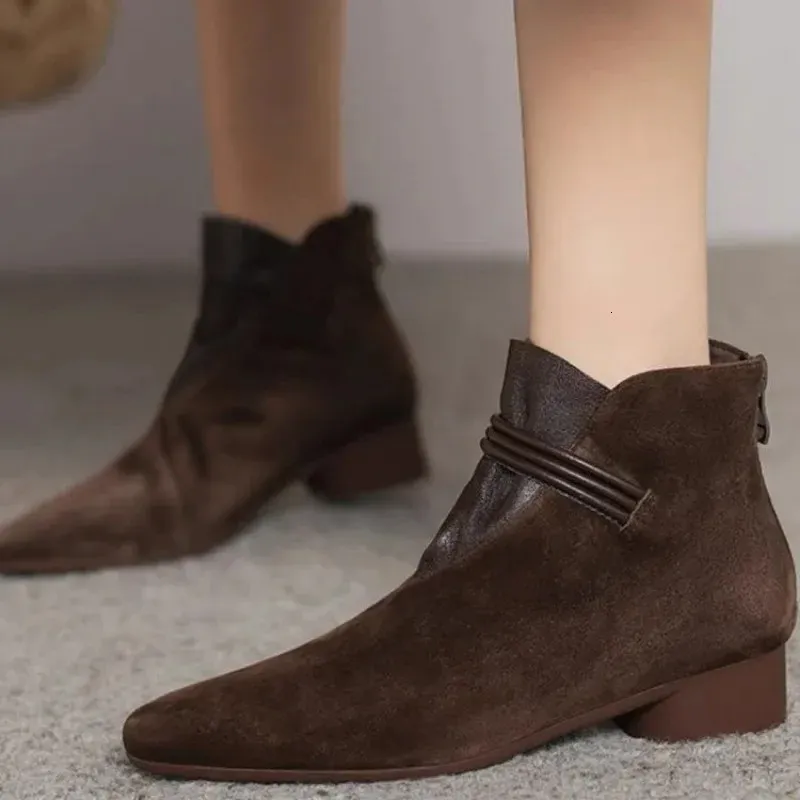 Stivali da donna eleganti e moderni di alta qualità con punta affusolata, tacco basso e cerniera posteriore. Codice articolo: 241220._voghion.com