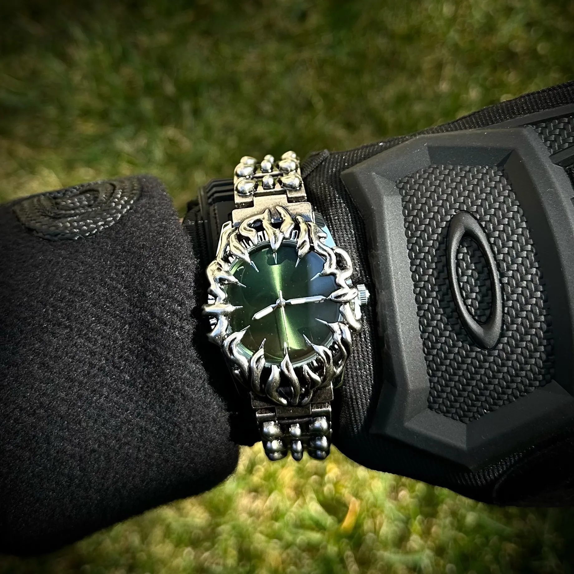 Alabaster Claw Watch - Retro Y2K Style, European & American Design