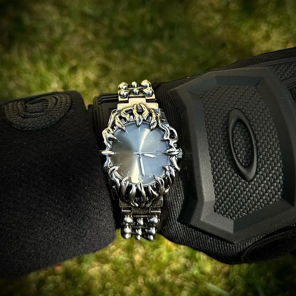 Alabaster Claw Watch - Retro Y2K Style, European & American Design