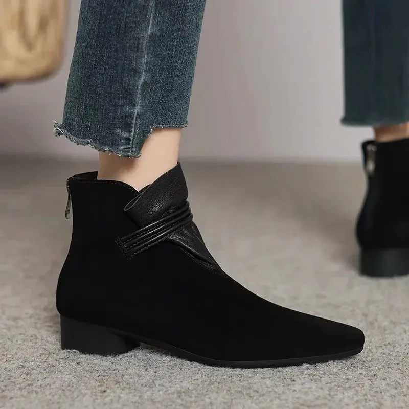 Stivali da donna eleganti e moderni di alta qualità con punta affusolata, tacco basso e cerniera posteriore. Codice articolo: 241220._voghion.com