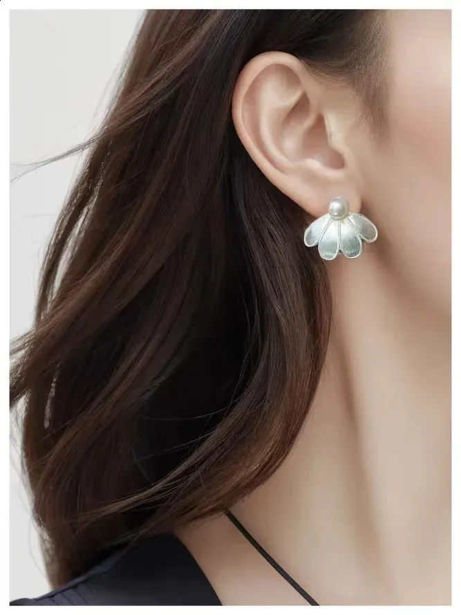 ◆VINTAGE HOLLYWOOD◆ Texture Pearl Flower Earrings VH249OEA DHgate.com:Vintage Pearl Flower Earrings - Elegant Retro