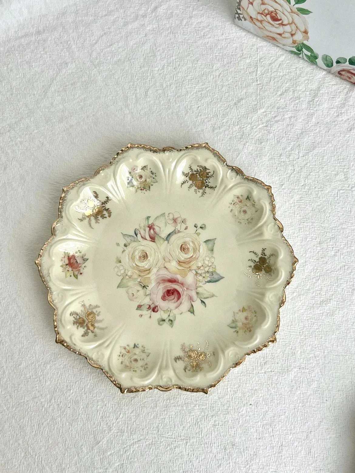 Style Retro European Rococo Octagonal Drawing Gold Plate Beige Flower ...