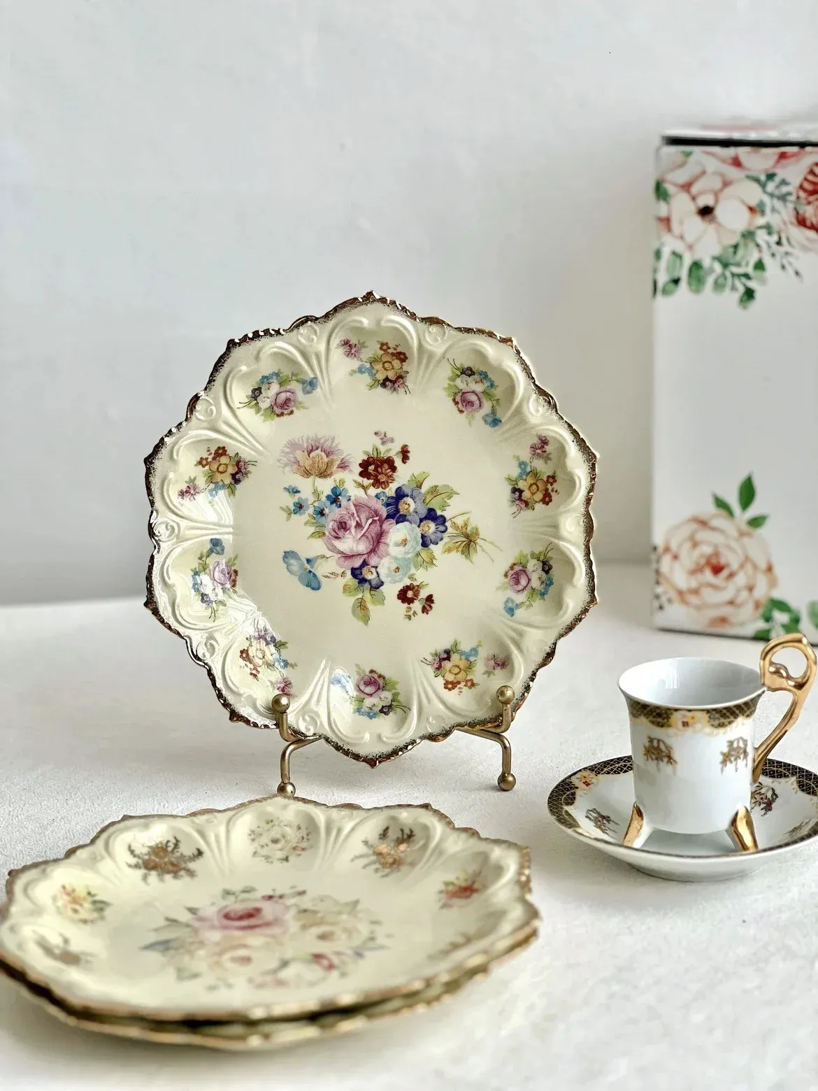 Style Retro European Rococo Octagonal Drawing Gold Plate Beige Flower ...
