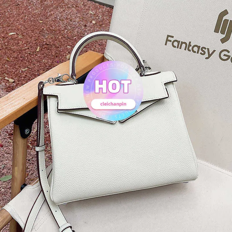 Ladies designer handbag hotsell