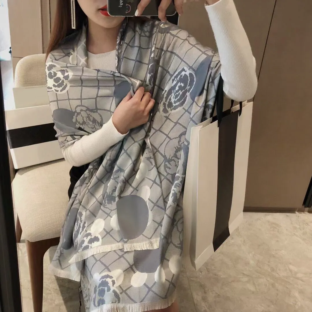 Lenço de seda de luxo para mulher xaile clássico com letras estampadas_voghion.com