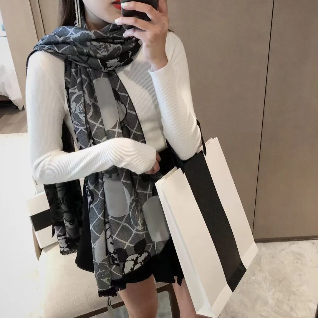 Lenço de seda de luxo para mulher xaile clássico com letras estampadas_voghion.com