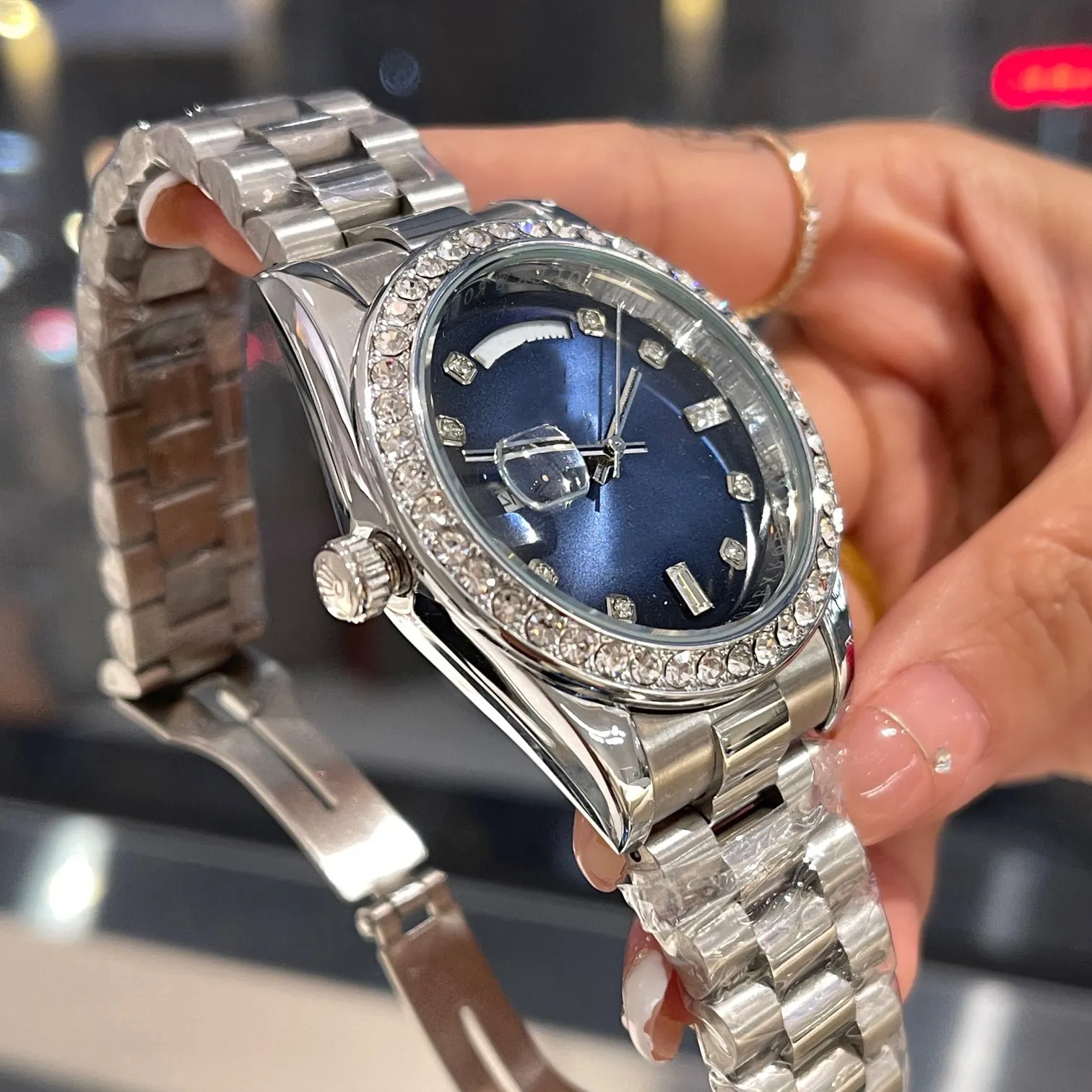Mens Stainless Steel Quartz Watch With Folding Buckle Silver