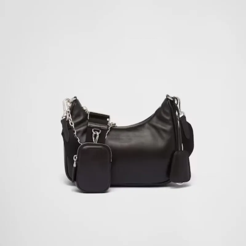 Mini bag attaccata alla borsa new arrivals