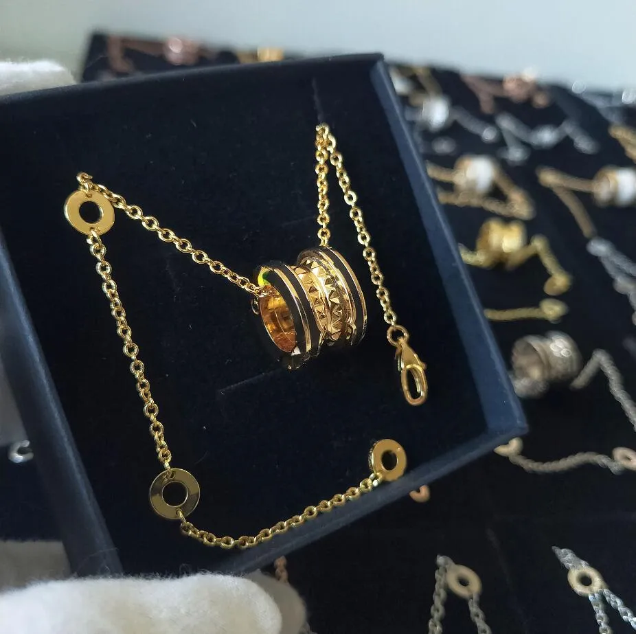 Colliers en acier inoxydable pour hommes et femmes, mode européenne et américaine, bords de lettres gravés en or, chaîne à pendentif en diamants_voghion.com