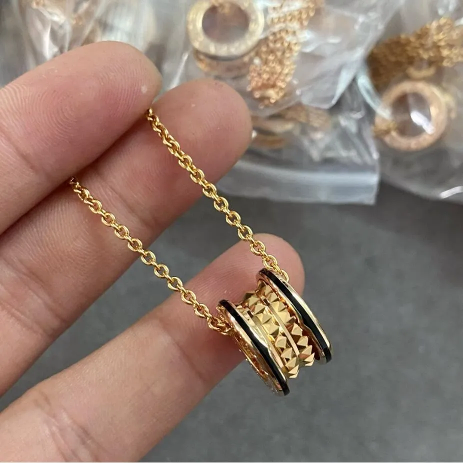 Colliers en acier inoxydable pour hommes et femmes, mode européenne et américaine, bords de lettres gravés en or, chaîne à pendentif en diamants_voghion.com