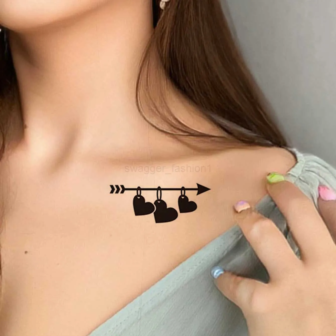 人の額に黒い十字架の写真 – Unsplashの顔の無料画像, image size:1340x1340