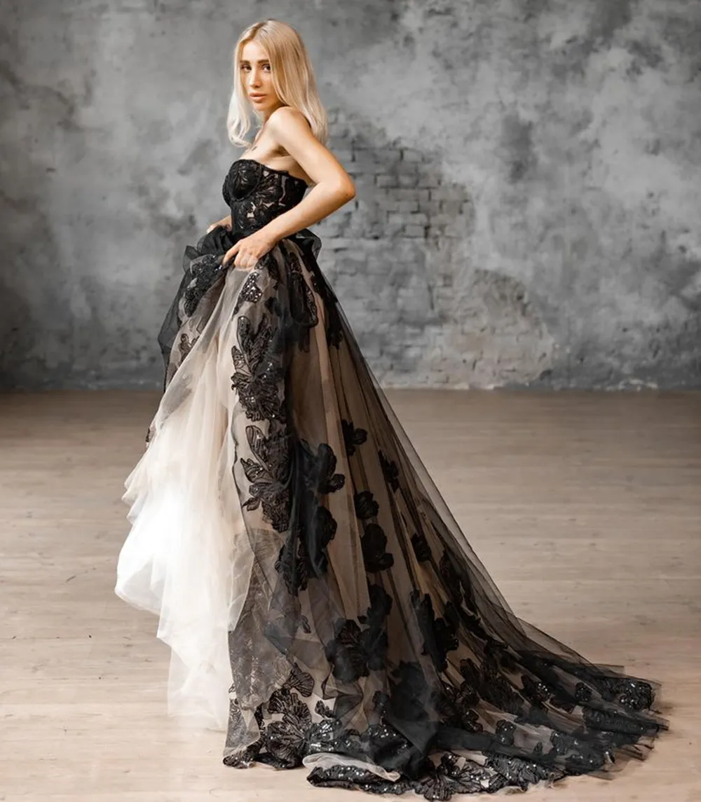 Vestidos De Noiva De Estilo Gótico: Vestido De Noiva Preto Bege