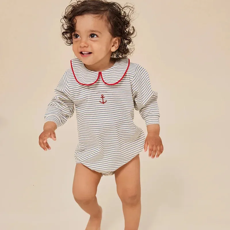 Felpa con cappuccio zippato per contorno bambino da colorare su sfondo