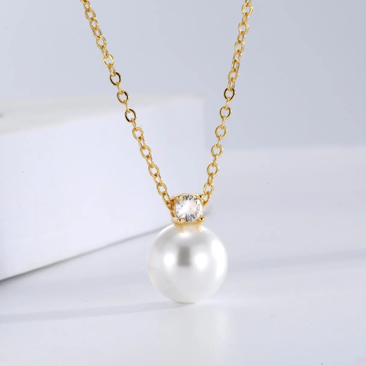 Elegant Pearl Pendant Necklace: Stylish, Simple Choker For