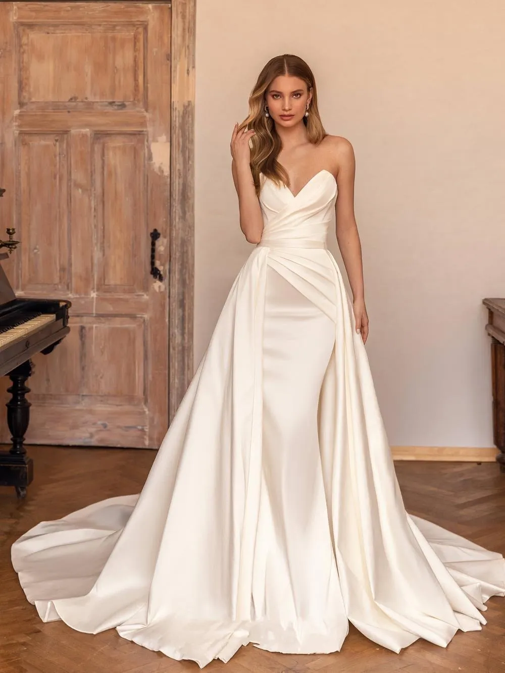 Bridal dress with detachable train sale