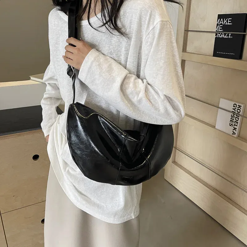 ☆韓国☆［MUCENT］GLADY SILVER CHAIN LEATHER SHOULDER BAG GLADY SILVER CHAIN LEATHER SHOULDER BAG UNISEX - MUCENT | 60