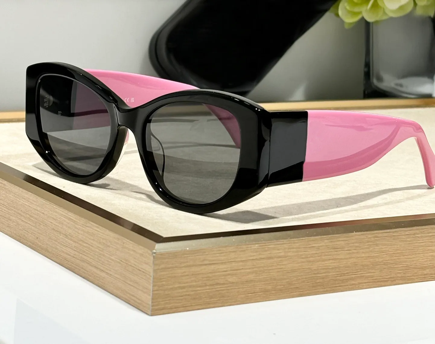 New Black Womens Sunglasses w/Pink Case Oscar Eyewear Sunglasses With Case, Black, Square, Plastic  main image 3