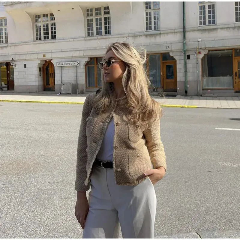Chic Tweed Crop Jackets for Women: Autumn Fashion with Pockets