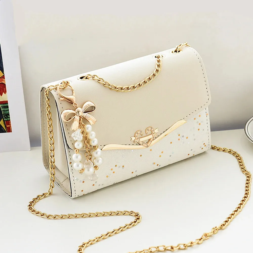Evening Clutch Purses: Choosing the Right Size & Style display picture 2