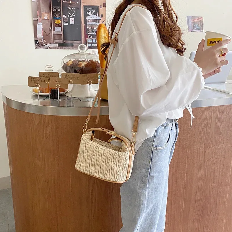 Straw Crossbody Bag For Women 2023 Fashion Small Knitting Tote Bohemian Summer Purse Handbag Travel Bucket Beach Bags 240821