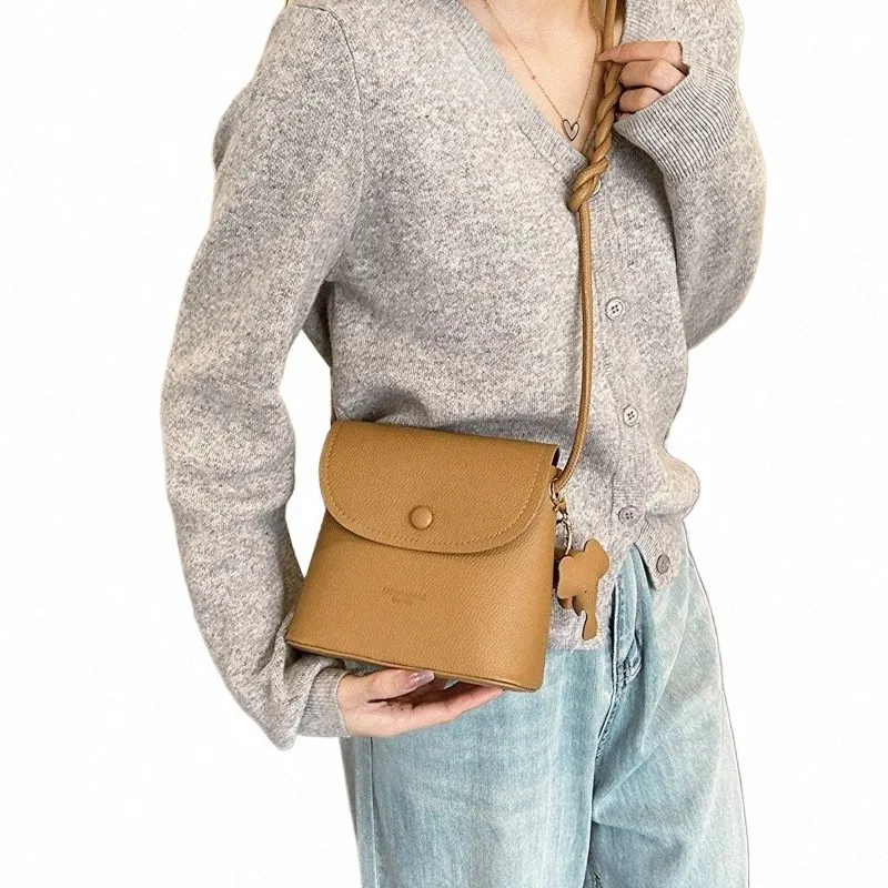 Retro Bucket Crossbody Bag - Stylish Small Square Bag  display picture 3