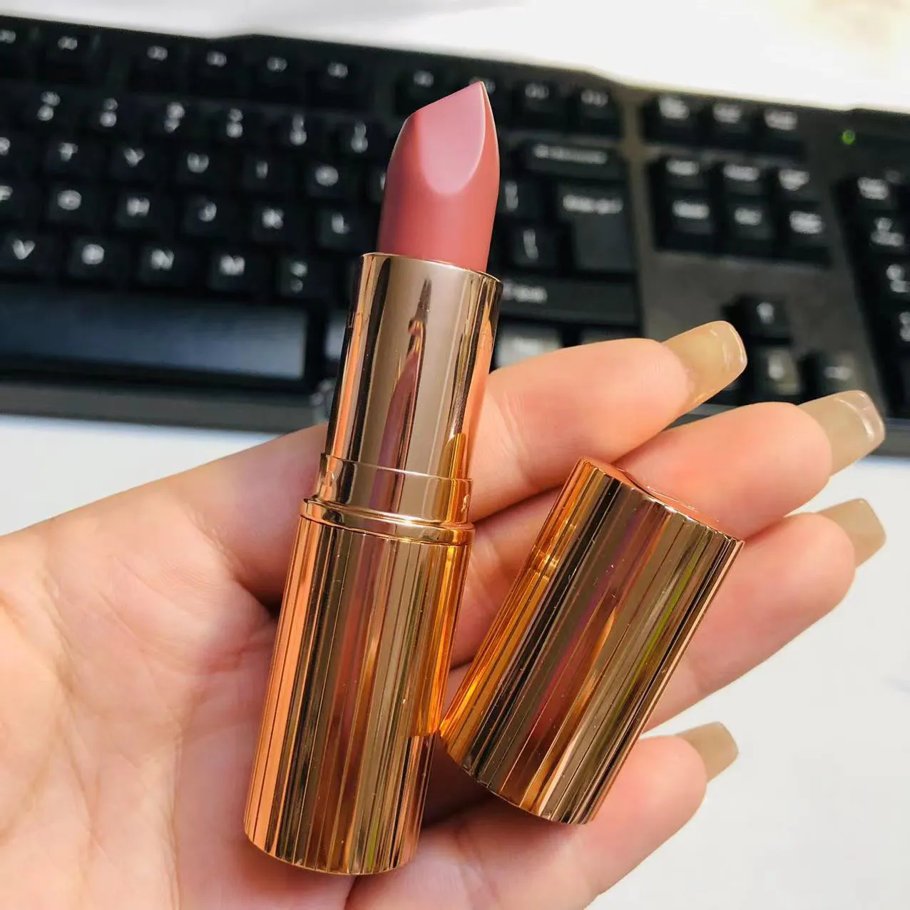 Matte Revolution lipstick gloss - 5 Long-Lasting...