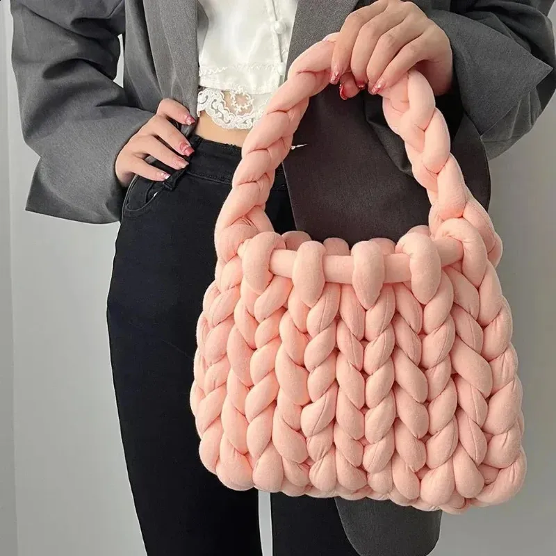 Borsa a tracolla da donna alla moda con ciondolo con perle e