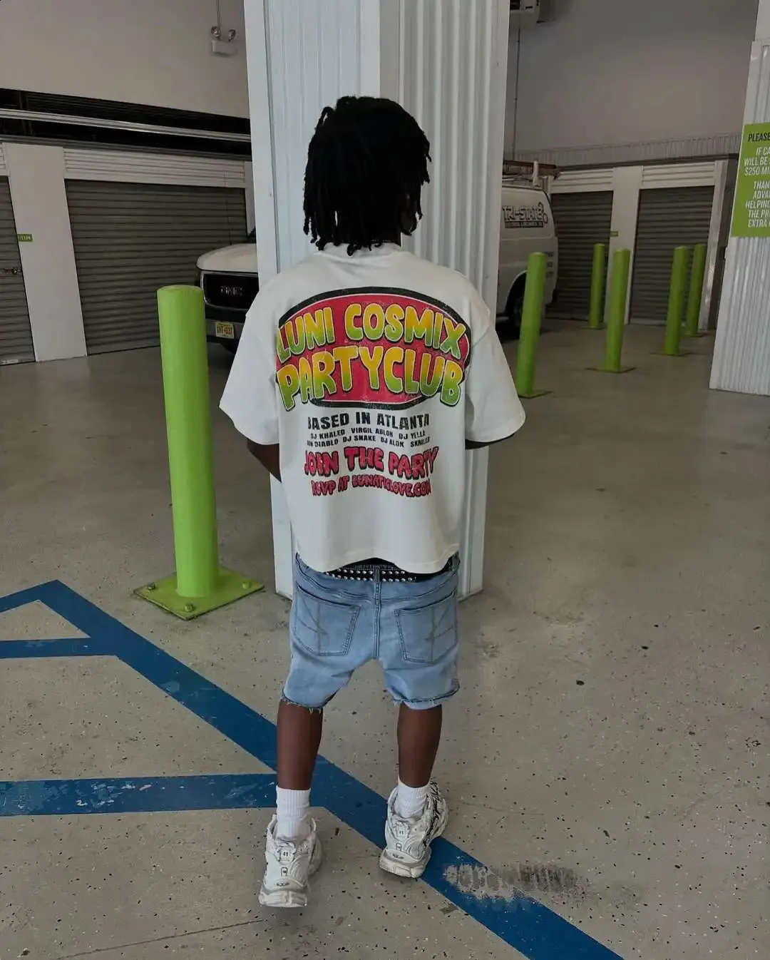 Oversized Graphic Tees: 2000s Hip Hop Style Guide