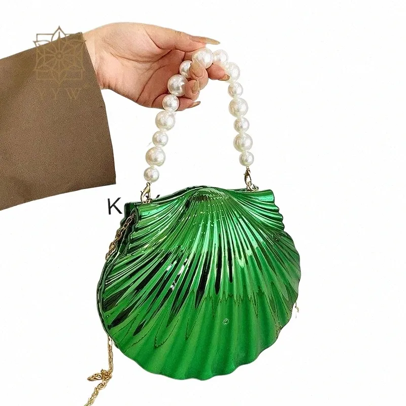 Shell Shaped Acrylic Evening Clutch Handbag with Pearl Top  display picture 3