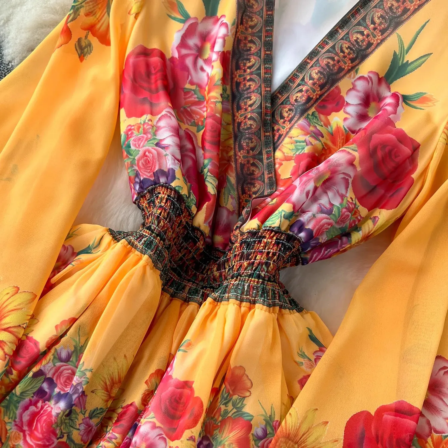 Bohemian Floral Print Chiffon Dress with Cascading Ruffles and Lantern Sleeves for Women - Perfect for Summer Beach Wear (Vestidos240730)