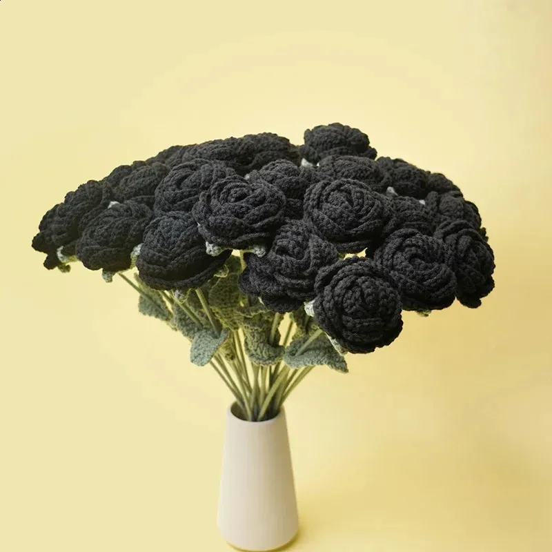 ブラックフラワーブーケ:手作りのかぎ針編みの黒いバラの花束 ブラックフラワーブーケ:手作りのかぎ針編みの黒いバラの花束