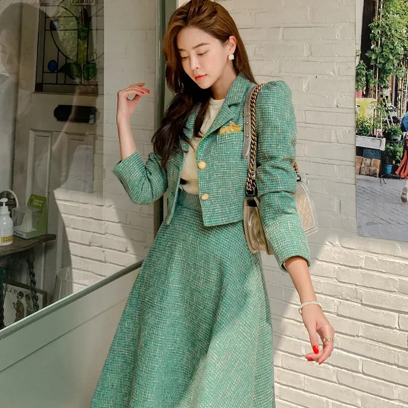 DHgate.com:Elegant Tweed Two-Piece Set: Green Short Blazer