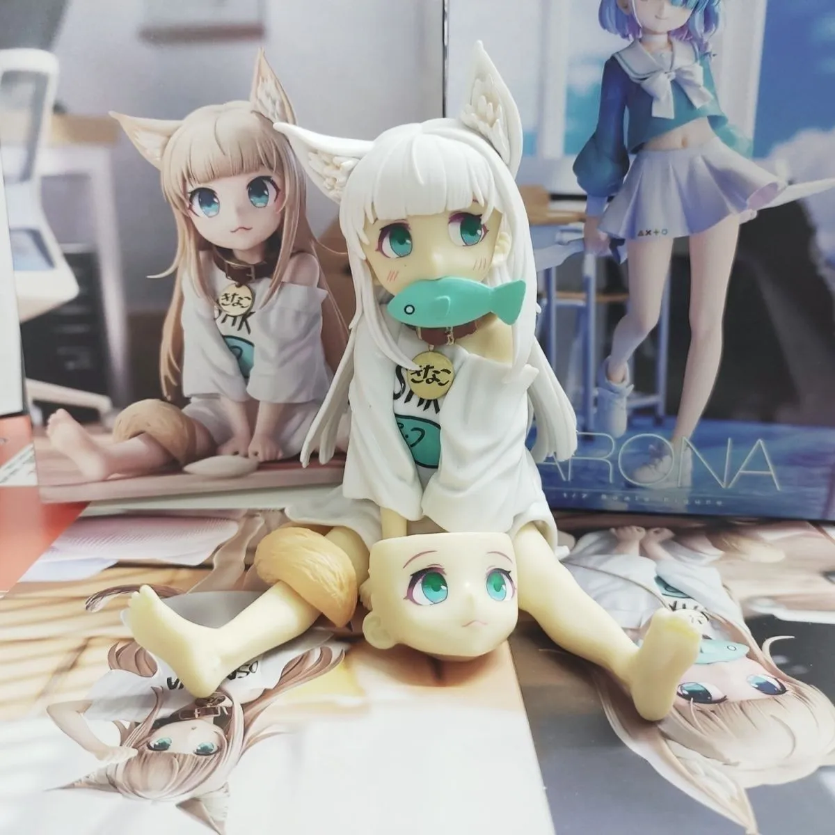 猫の置物のデスクトップ装飾を備えた愛らしい座った女の子 魅力的な 