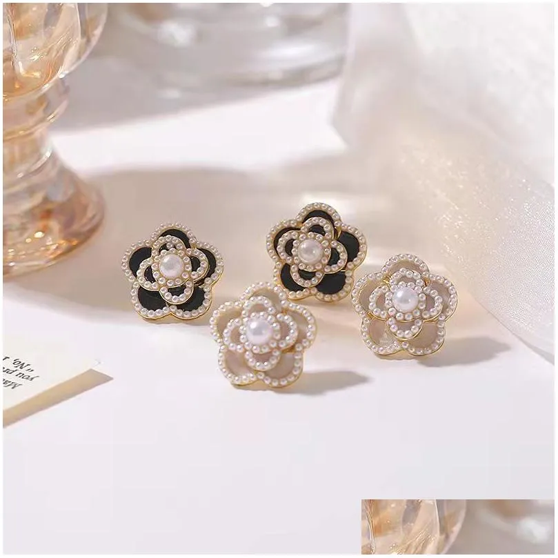 Stud S925 Sier Temperament Camellia Pearl Studs Kolczyki Panie Simple Słodka fajna żeńska retro upuszczenie Dhim9